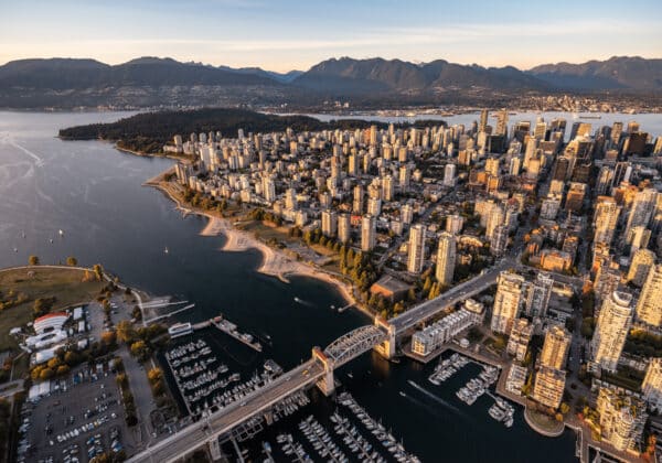 https://www.westtrek.com/wp-content/uploads/2022/11/©DestinationVancouver-AlbertNormandin-VancouverView-600x420-1.jpg