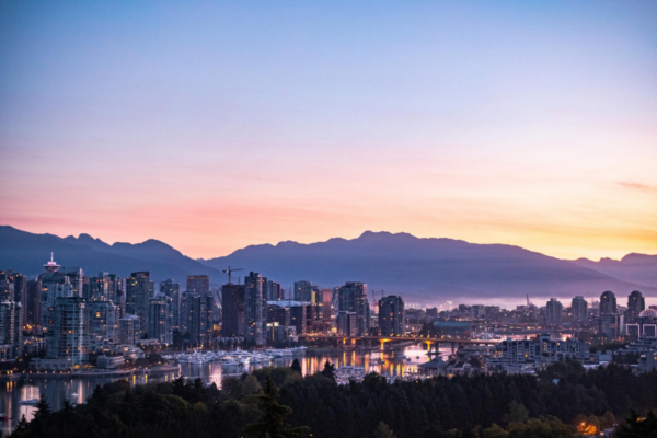 https://www.westtrek.com/wp-content/uploads/2026/03/©DestinationVancouver-AlbertNormandin-VancouverSkyline-1200x800-1-600x400.png